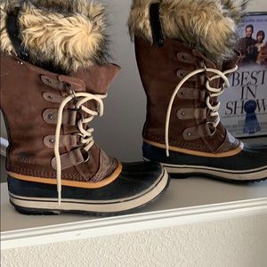Sorel winter boots with faux fur trim 7.5